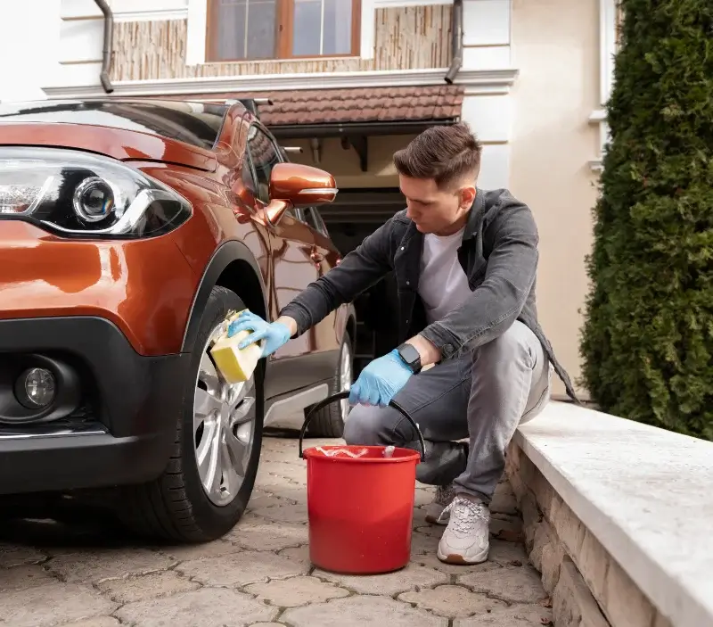 Lavage auto à domicile Effiat : professionnel intervenant sur un véhicule